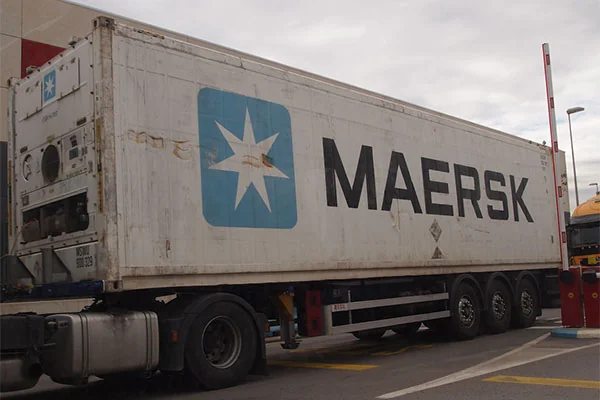 Contenedor refrigerado de 40 pies transportado en camión
